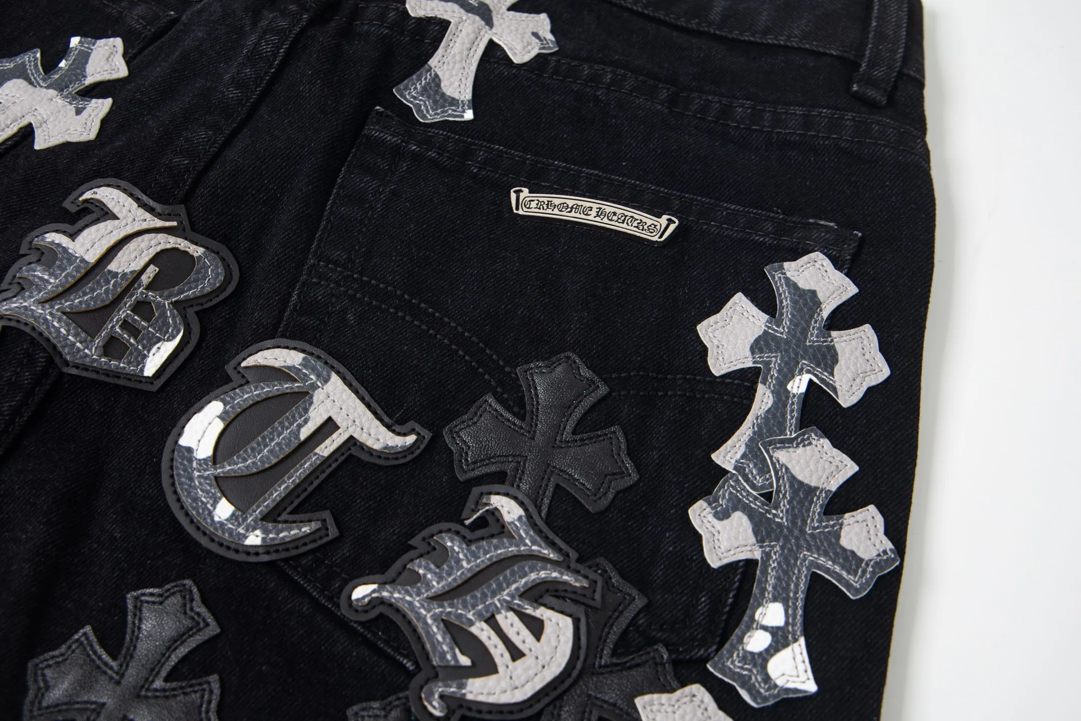 P260 Chrome Hearts Chrome Hearts Black Multi-leather Elements Full of Details Washed Jeans Authentically Restore the Ultimate Vintage Texture Three-Dimensional Fit Loose and Comfortable, Not Slimming Appearing Tall and Slim Made by a Manufacturer Original Quality Control Same Style for Men and Women Can Be Matched for Couples Versatile Recommendations Must-Have Jeans for All Seasons Fashionistas Have Been Disappointed From the Quality Selection of Fabrics, Cutting of Details, and Matching of Patterns, Everything Is Impeccable! The upper body is so handsome when worn...it can be easily worn by men, women and children! The craftsmanship is made of heavy-duty washed pure cotton denim fabric. After washing, it is soft and thick. It is very stylish when worn on the body. Style number: 1775# Color: black Size: 28 30 32 34 36